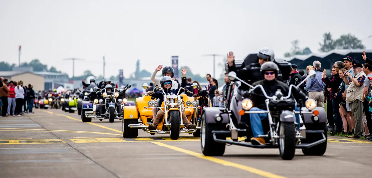 Dreirädrige Motorräder fahren über eine Piste auf dem Flugplatz Dübendorf. 